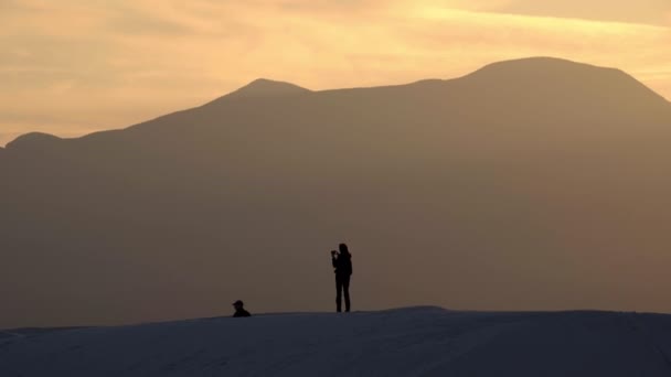 Silhouetted Tourist Top Sand Dune Sunset White Sands National Park — Wideo stockowe