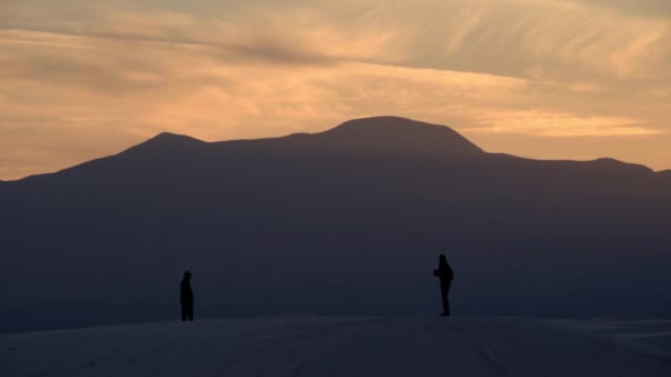 Silhouetted People Stand Hill Watching Sunset Large Mountains — Wideo stockowe