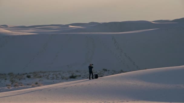 Fotógrafo Tira Fotos Dunas Parque Nacional White Sands Novo México — Vídeo de Stock