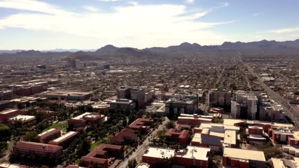 Tucson Arizona University Drone Τροχιά Πυροβολήθηκε Βουνά Και Αστικό Τοπίο — Αρχείο Βίντεο