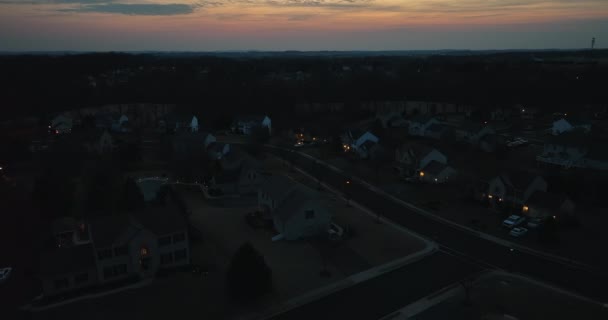 Casas Suburbanas Por Noche Noche Crepúsculo Filmada Oscuridad Centelleo Luces — Vídeo de stock