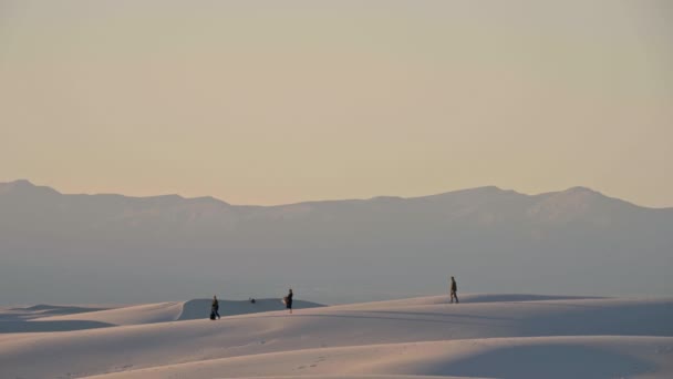 Vue Téléobjectif Des Visiteurs Installant Pique Nique Coucher Soleil Sur — Video