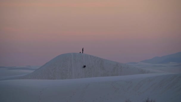 Family Plays White Sands National Park Dunes Beautiful Sunset — Stok Video