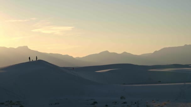 ホワイトサンズ国立公園の砂丘に立つ人々の広い夕日の景色 — ストック動画