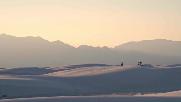 Sunset View People Dunes White Sands National Park New Mexico — стокове відео