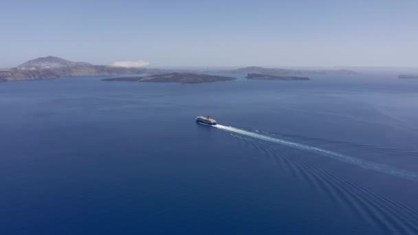 Aerial One Ferry Boat Sails Santorini Greece Sunny Day — Vídeo de Stock