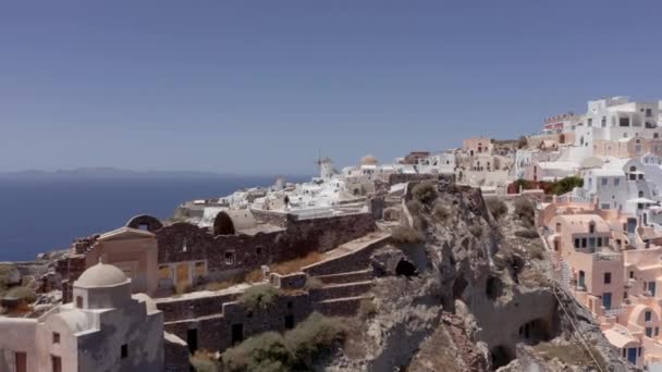 Aerial Flying One Man Walking Oia Viewpoint Santorini Greece — Stock Video