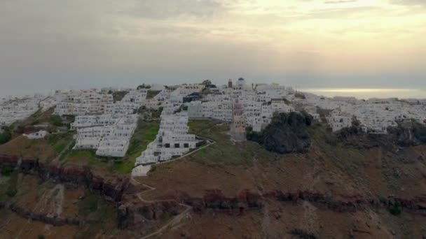 Luchtfoto Vliegen Imerovigli Santorini Griekenland Tijdens Bewolkte Zonsopgang — Stockvideo
