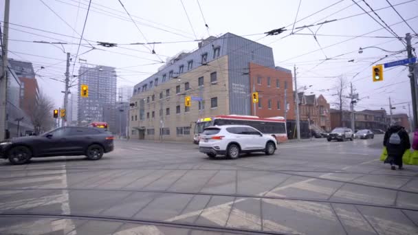 Dundas Parliament Street Intersection Toronto Ontario Canada City Bus Street — Vídeo de Stock