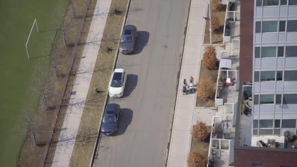 Två Kvinnor Par Promenader Med Barnvagnar Staden Top Antenn Utsikt — Stockvideo