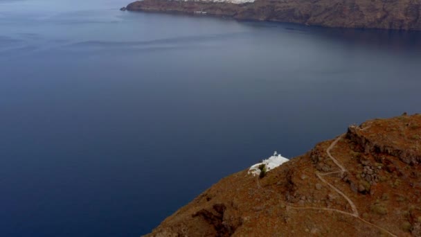 Panoramic Slow Aerial Tilt Reveal Shot Oia Santorini Imerovigli Sunrise — Stockvideo