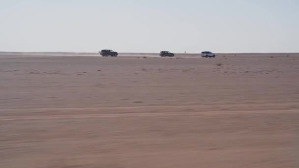 Allradfahrzeuge Rasen Durch Die Trockene Sandige Und Staubige Sahara Wüste — Stockvideo