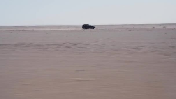 4X4 Vehicle Speeding Dry Sahara Desert Sand Motion View — Vídeos de Stock