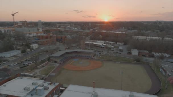 Vista Aérea Del Estadio Béisbol Vacío Atardecer Centro Durham Carolina — Vídeo de stock