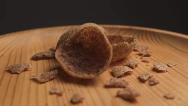 Rye Chips Rotating Platform Product Videography Close — Vídeo de stock