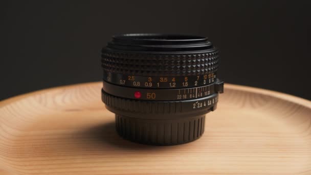 Camera Lens Een Draaiend Platform Productvideografie Sluiten — Stockvideo