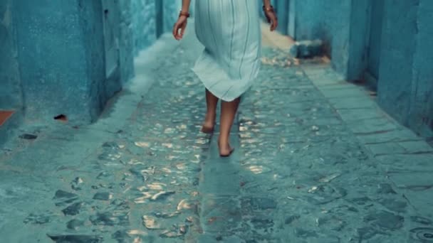 Barefeet Woman Running Blue Street Chefchaouen City Morocco — Vídeo de stock