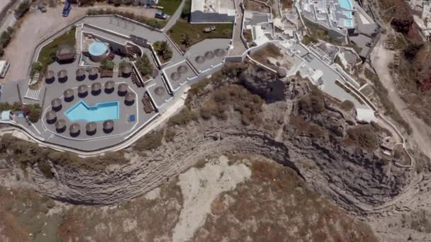 Langzame Onthullende Luchtfoto Van Oia Santorini Griekenland Tijdens Een Zonnige — Stockvideo