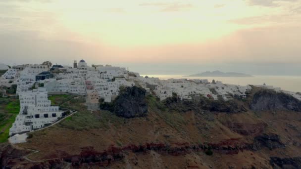 Aerial Panoramic View Imerovigli Fira Santorini Greece Cloudy Sunrise — Vídeo de Stock