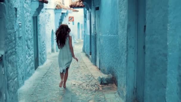 Kaunis Paljain Jaloin Nainen Kulkee Sininen Katu Chefchaouen Kaupunki Marokko — kuvapankkivideo