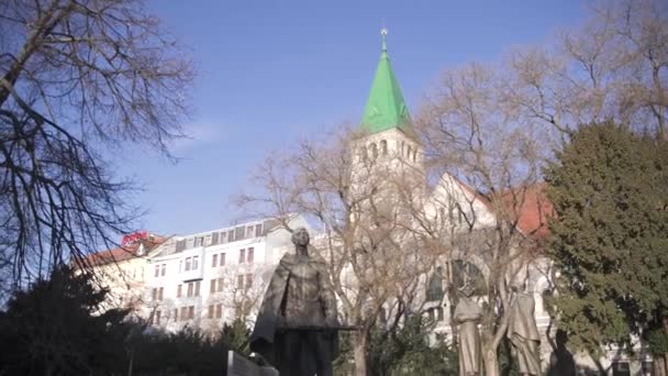 布拉迪斯拉发斯洛伐克起义纪念馆的雕像和教堂 — 图库视频影像