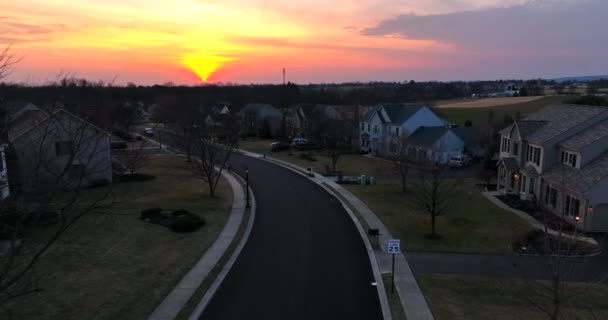 夜には冬の日没の郊外の家 通りの上空だ 近所の道路カーブ — ストック動画