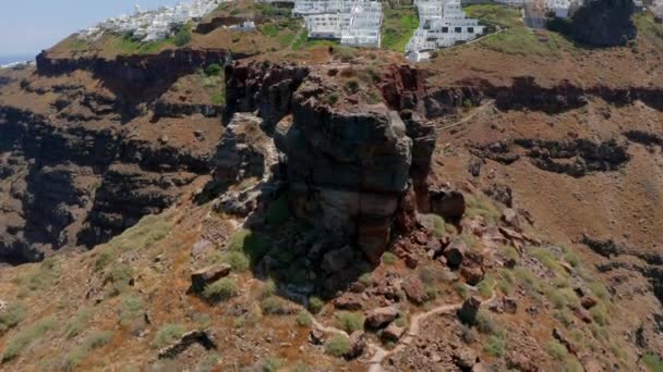 Aerial Revealing Shot Man Walking Skaros Rock Santorini Greece — Wideo stockowe