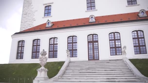 Trädgård Trappa Till Bratislava Slott Nedanför Sina Vita Väggar Slovakien — Stockvideo