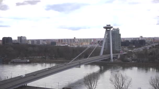 Traffic Ufo Tower Bridge Danube River Bratislava Slovakia — Vídeo de Stock