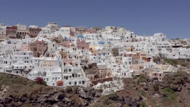 Aerial Slow Panning Drone Shot Oia Santorini Greece Sunny Day — Stock Video