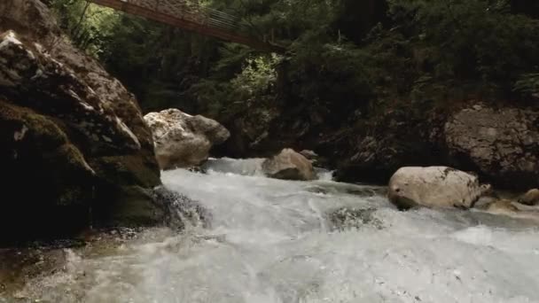 Río Aguas Bravas Rápido Una Montaña Agua Está Salpicando Cámara — Vídeos de Stock