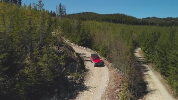 Terénní Vozidlo Jeep Truck Jízdy Plazit Dolů Skalnaté Nečistoty Těžba — Stock video