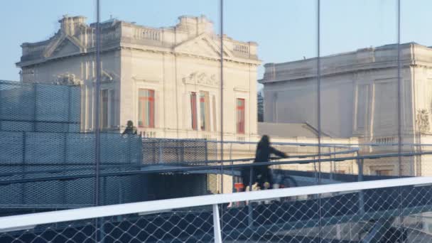 螺旋桥上骑自行车的人的轮廓 日落时分 火车站在窗上反光 比利时鲁汶 — 图库视频影像