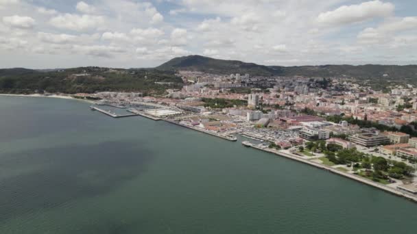 Εναέρια Πανόραμα Setubal Coastline Cityscape Λιμάνι Στην Ακτή Του Ποταμού — Αρχείο Βίντεο