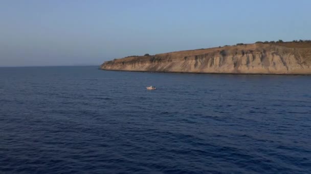Gün Batımında Kıyıya Yakın Seyreden Küçük Bir Teknenin Görüntüsü — Stok video