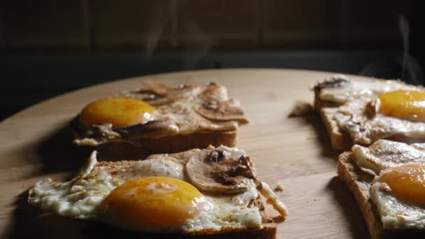 Vista Cerca Tostadas Huevo Caseras Con Champiñones Para Desayuno — Vídeos de Stock