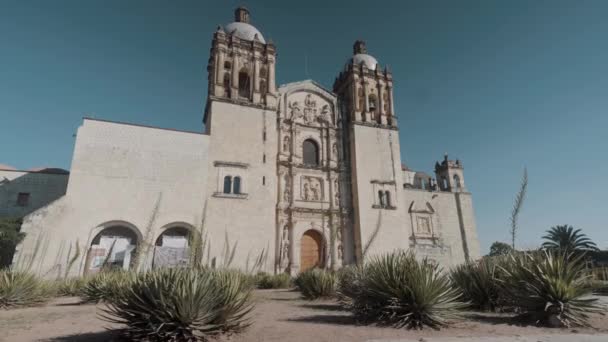 Santo Domingo Guzman Cathedral Temple Oaxaca Mexico Panning Wide Shot — Stock Video