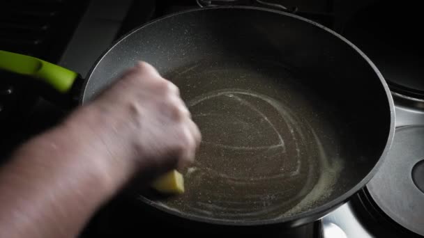 Engraxe Panela Ferro Quente Com Manteiga Seguida Adicione Ovos Frescos — Vídeo de Stock