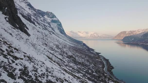 Крутые Снежные Склоны Гор Грот Фьорде Северной Норвегии Воздушный Кадр — стоковое видео