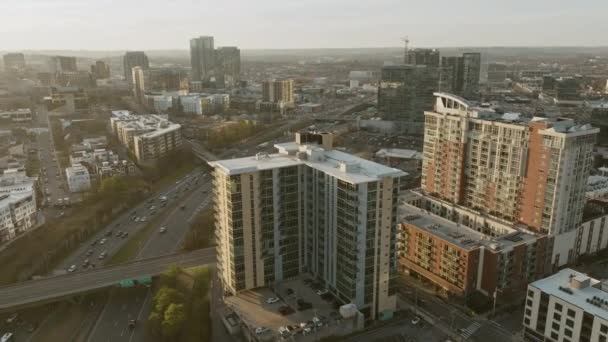 Slow Aerial Pan Highway Downtown Nashville Golden Hour Sunset — Video Stock