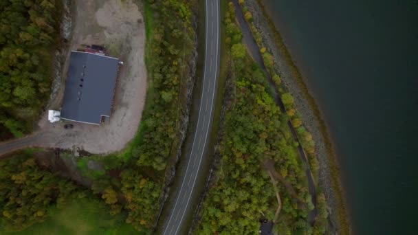 Upp Och Ner Antenn Skott Väg Bredvid Havet — Stockvideo