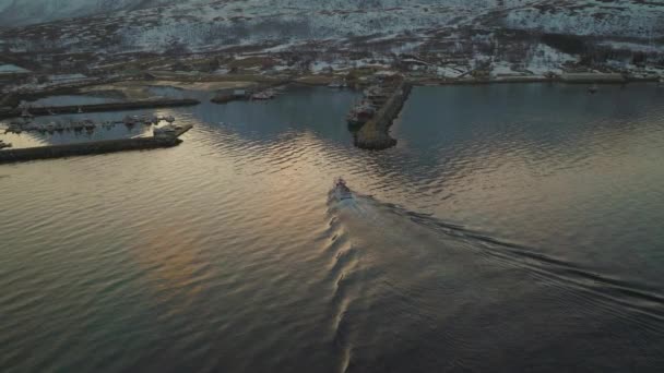 Barco Pesca Crucero Través Aguas Tranquilas Cerca Tromvik Village Tiro — Vídeos de Stock