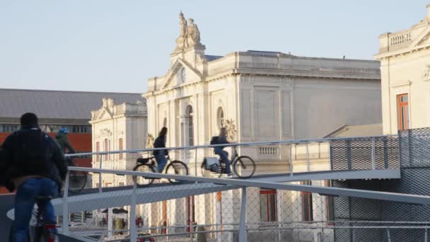 Close Motociclistas Ponte Bicicleta Contra Estação Ferroviária Leuven Bélgica Conceito — Vídeo de Stock