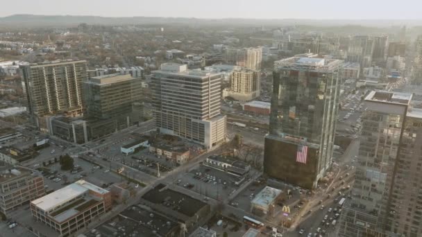Langsom Antenne Pan Bygning Downtown Nashville Med Trafik Amerikansk Flag – Stock-video