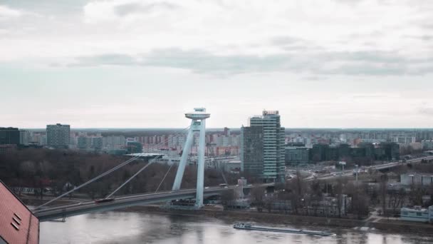 Timelapse Ruchu Samochodowego Łodzi Dunaj Ufo Tower Bridge Bratysława — Wideo stockowe