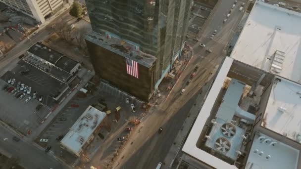 Slow Aerial Pan Building American Flag Downtown Nashville — ストック動画