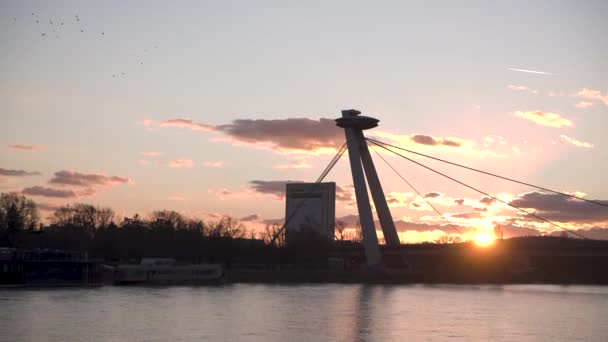 スロバキアの日没時にブラチスラバのドナウ川にかかるUfoタワー橋 — ストック動画
