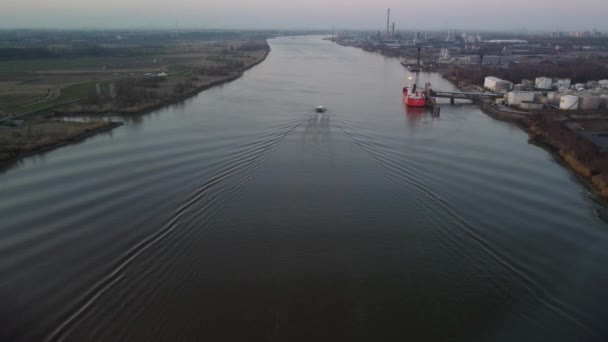 Solitario Barco Pasajeros Navegando Hacia Amberes Haciendo Olas Río Scheldt — Vídeos de Stock