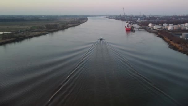 Lonely Penumpang Perahu Ngebut Menuju Antwerp Kota Udara Mengikuti Pandangan — Stok Video