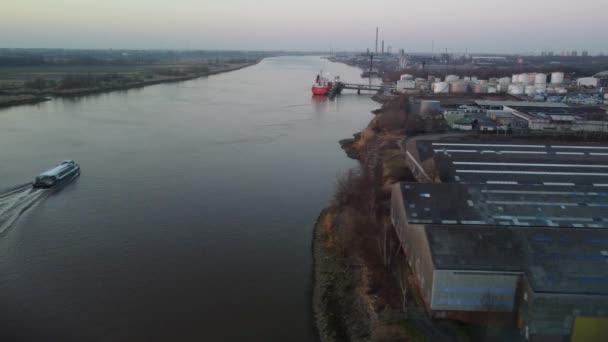 Pasajeros Barco Transporte Navegando Hacia Puerto Amberes Río Scheldt Aérea — Vídeos de Stock